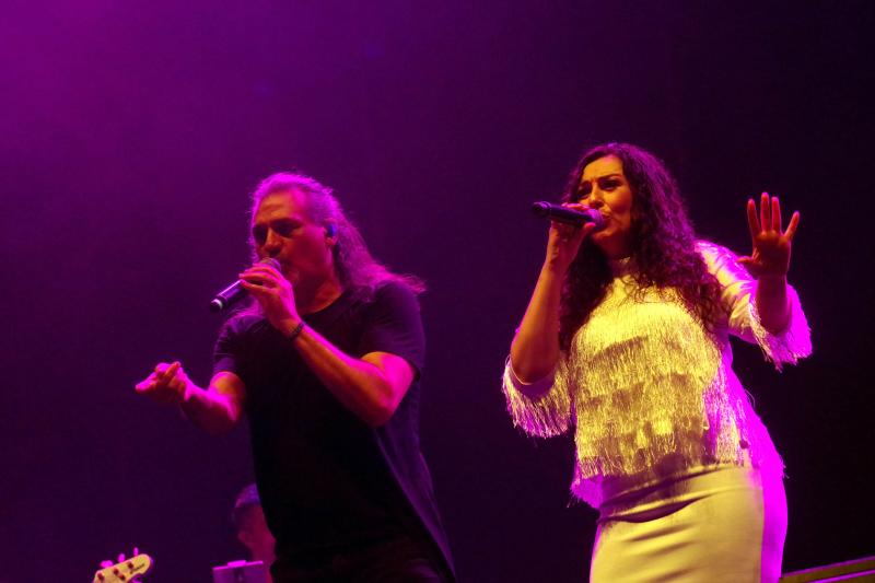 Unas 9.000 personas se congregaron en el Auditorio Municipal para ver al dúo que llegaba a Málaga con 'Rebobinado'. Antes de la actuación del grupo, amenizó la velada el humorista malagueño El Morta.