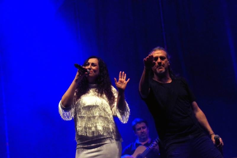 Unas 9.000 personas se congregaron en el Auditorio Municipal para ver al dúo que llegaba a Málaga con 'Rebobinado'. Antes de la actuación del grupo, amenizó la velada el humorista malagueño El Morta.