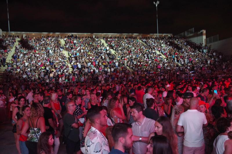Unas 9.000 personas se congregaron en el Auditorio Municipal para ver al dúo que llegaba a Málaga con 'Rebobinado'. Antes de la actuación del grupo, amenizó la velada el humorista malagueño El Morta.