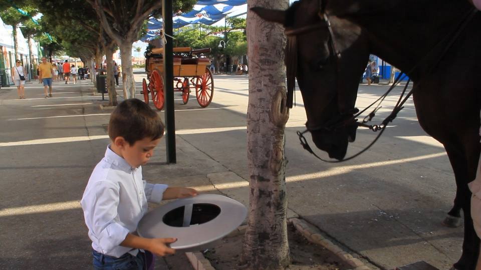 Algunos trajes de flamenca y caballistas el jueves en el Real. 