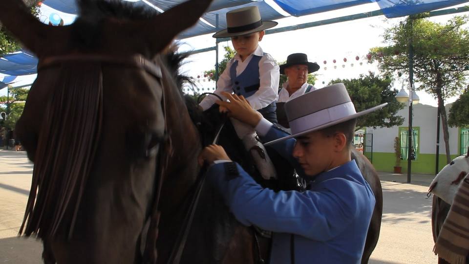 Algunos trajes de flamenca y caballistas el jueves en el Real. 