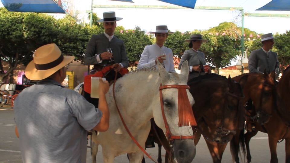 Algunos trajes de flamenca y caballistas el jueves en el Real. 