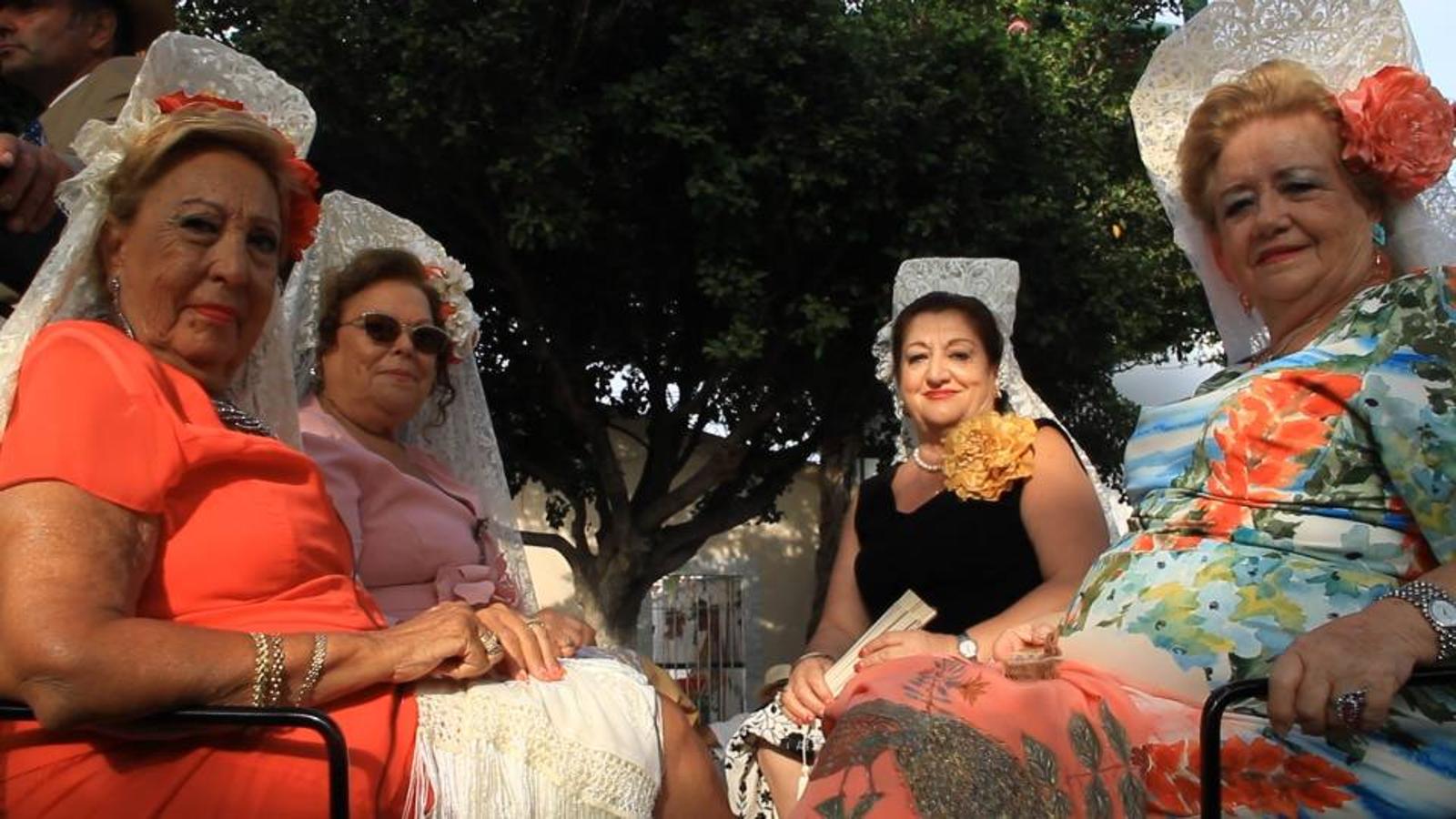 Algunos trajes de flamenca y caballistas el jueves en el Real. 