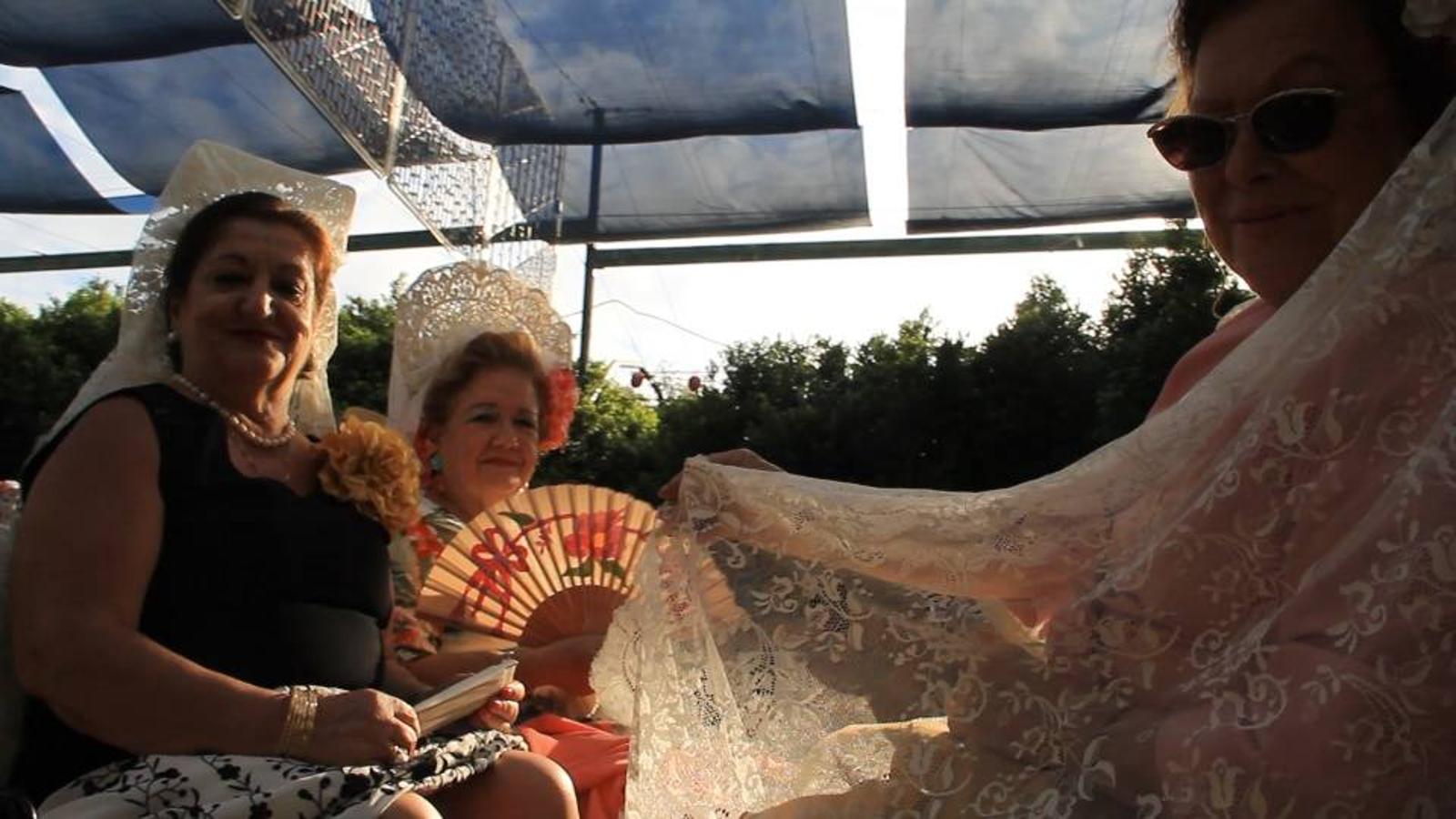 Algunos trajes de flamenca y caballistas el jueves en el Real. 