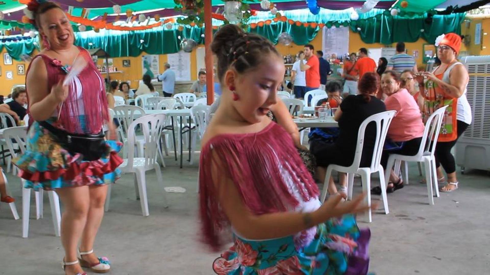 Algunos trajes de flamenca y caballistas el jueves en el Real. 