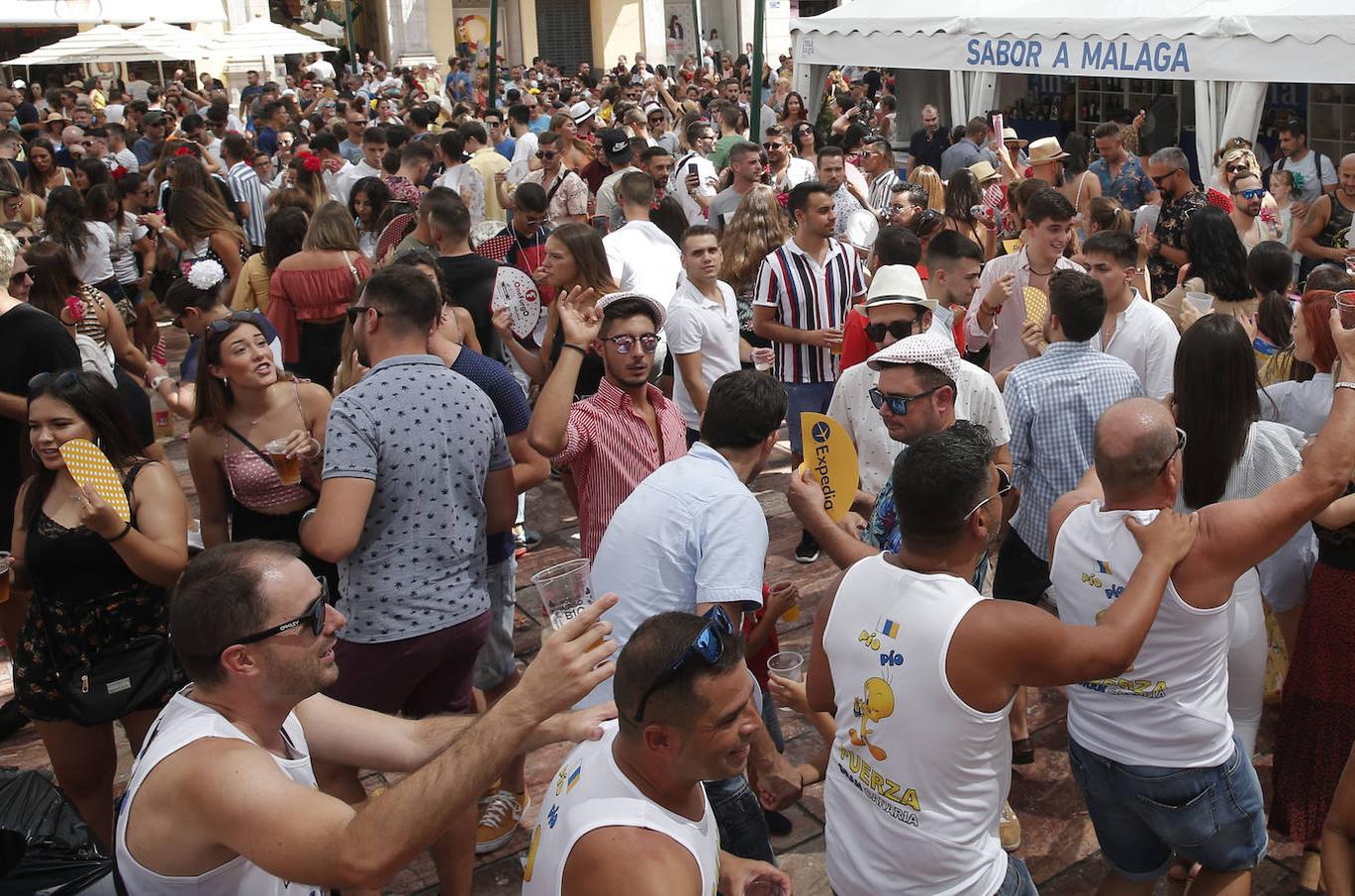 Miles de malagueños visitan el Real y el Centro en la recta final de la fiesta. 