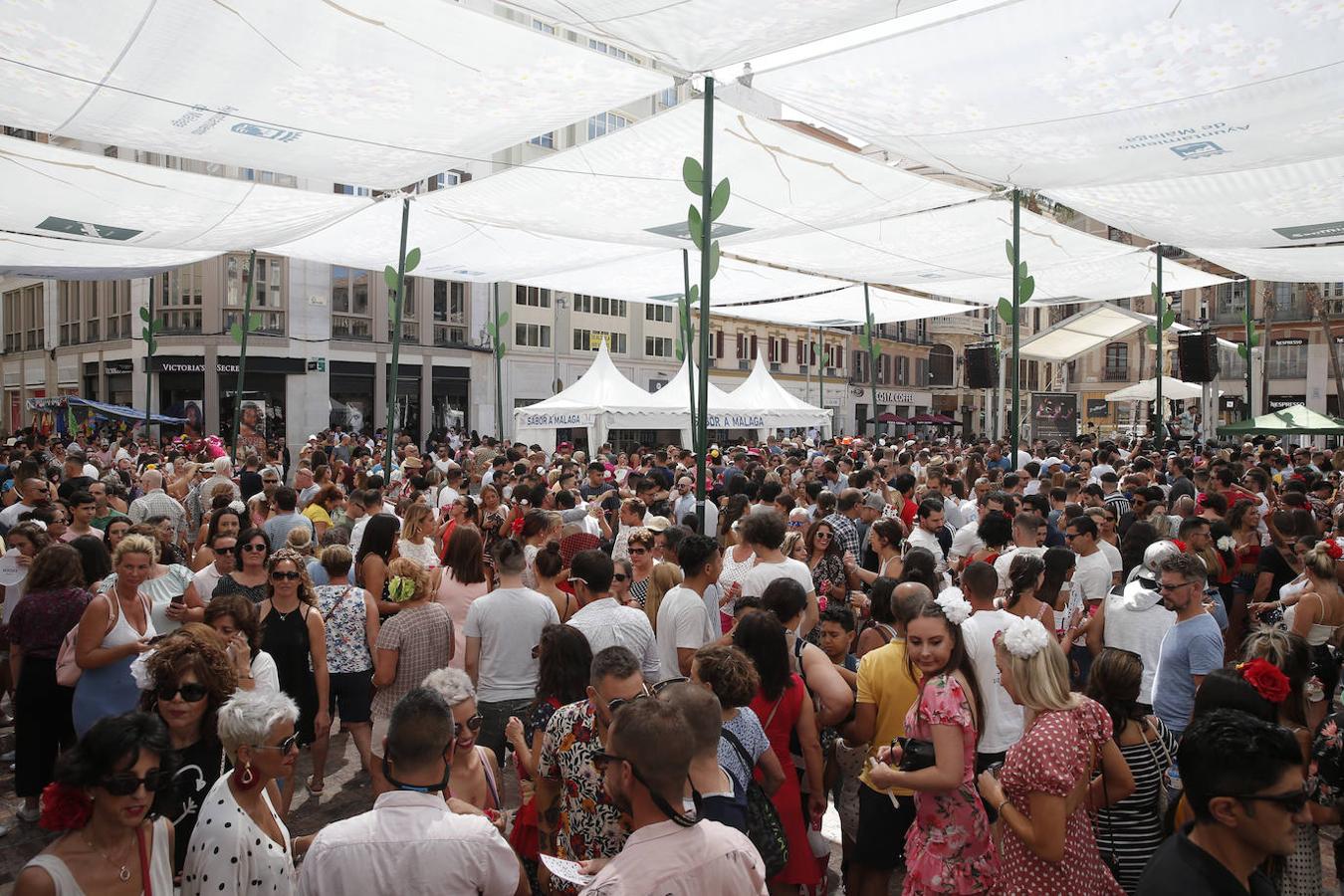 Miles de malagueños visitan el Real y el Centro en la recta final de la fiesta. 