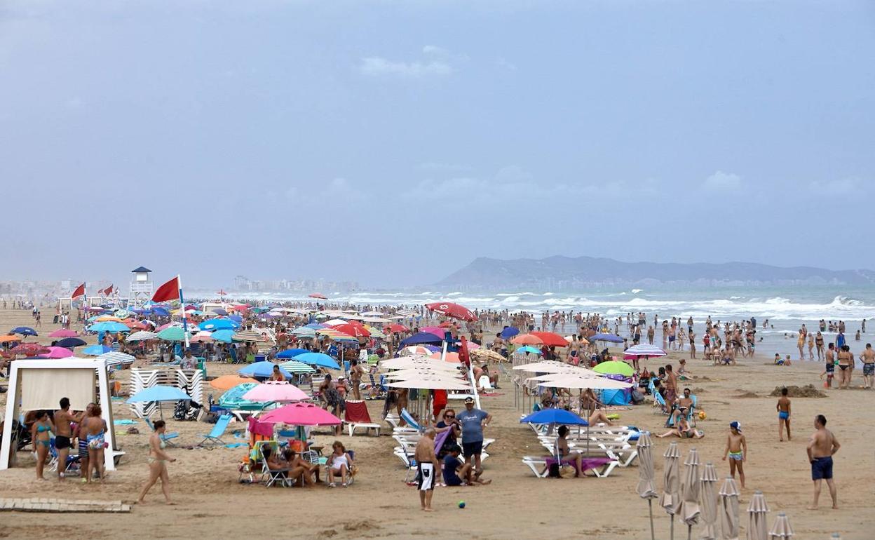 Turistas en una playa de Valencia.