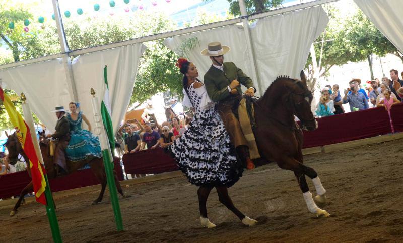 Miles de malagueños visitan el Real y el Centro en la recta final de la fiesta. 