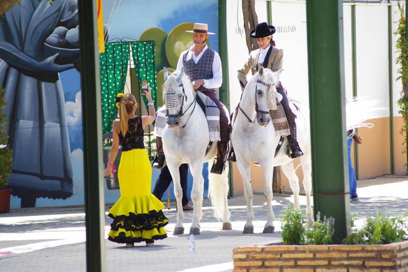 Miles de malagueños visitan el Real y el Centro en la recta final de la fiesta. 