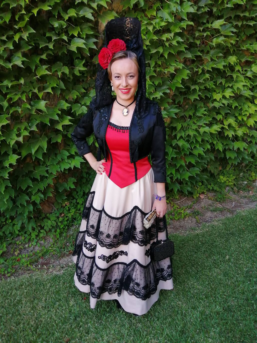 Mariana Llopis, chaquetilla negra y cuerpo rojo 