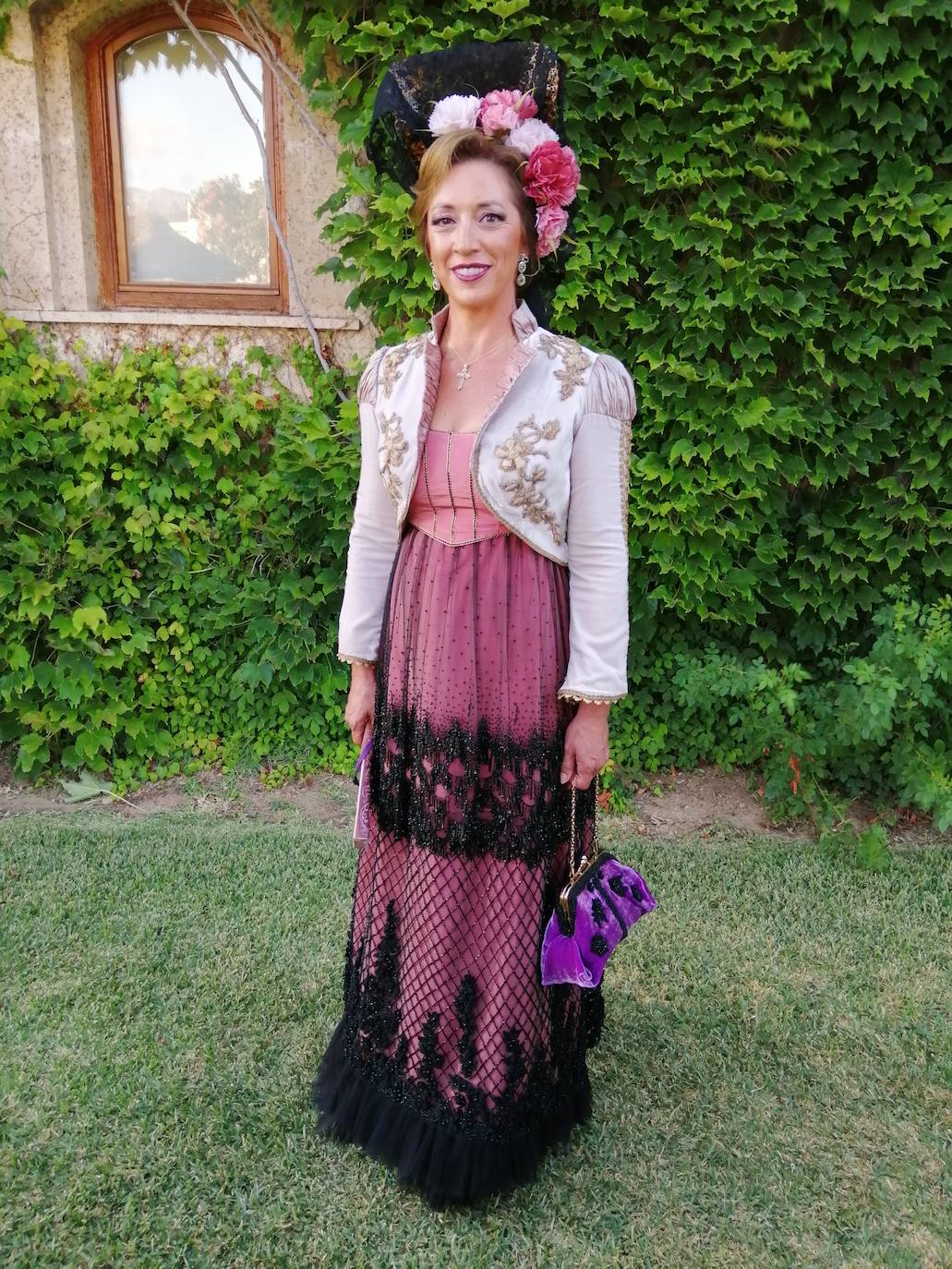 María Dúctor, la presidenta, traje blanco y rosa 