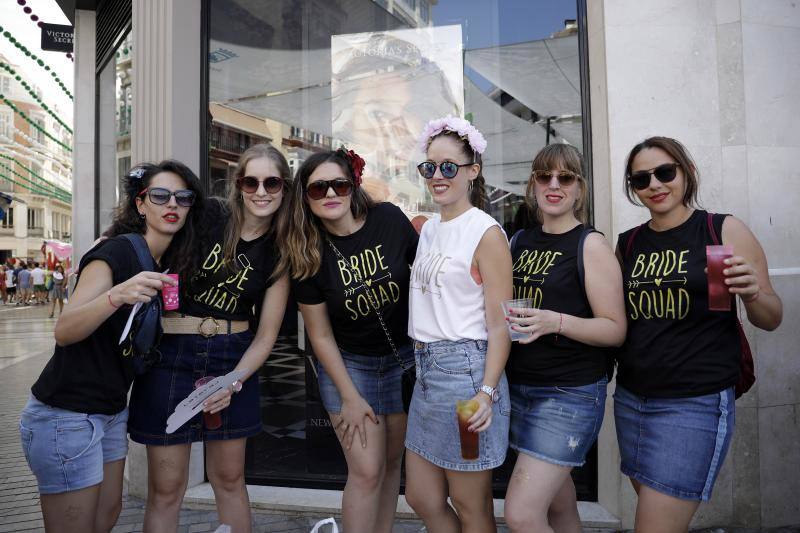 Miles de personas apuran las últimas horas de fiesta tanto en el Centro como en el Real. 