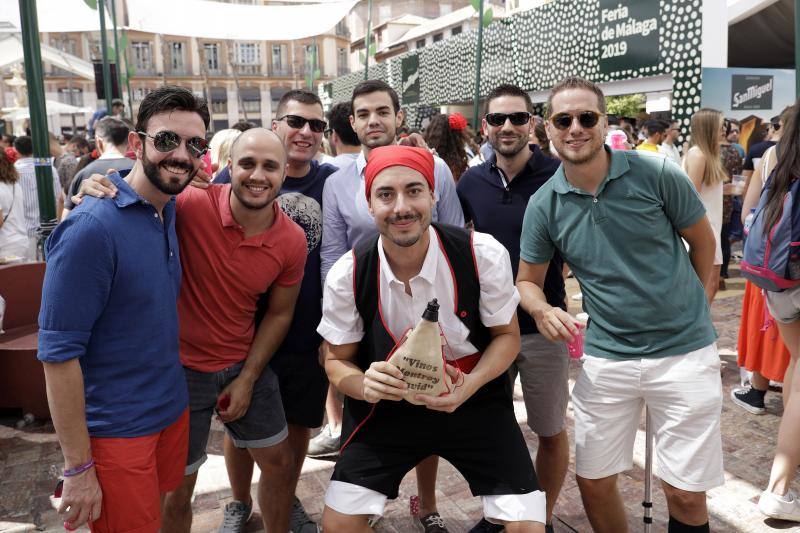 Miles de personas apuran las últimas horas de fiesta tanto en el Centro como en el Real. 