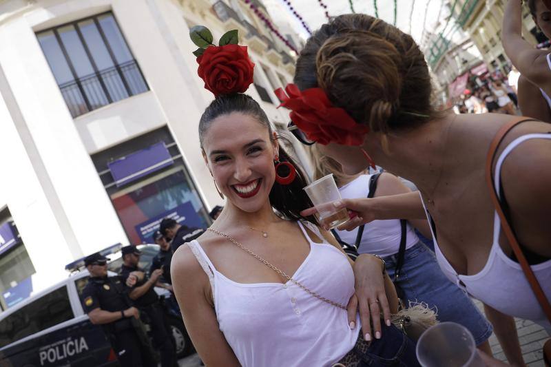 Miles de personas apuran las últimas horas de fiesta tanto en el Centro como en el Real. 