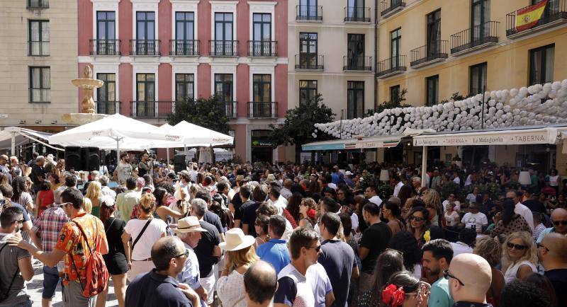 Miles de personas apuran las últimas horas de fiesta tanto en el Centro como en el Real. 