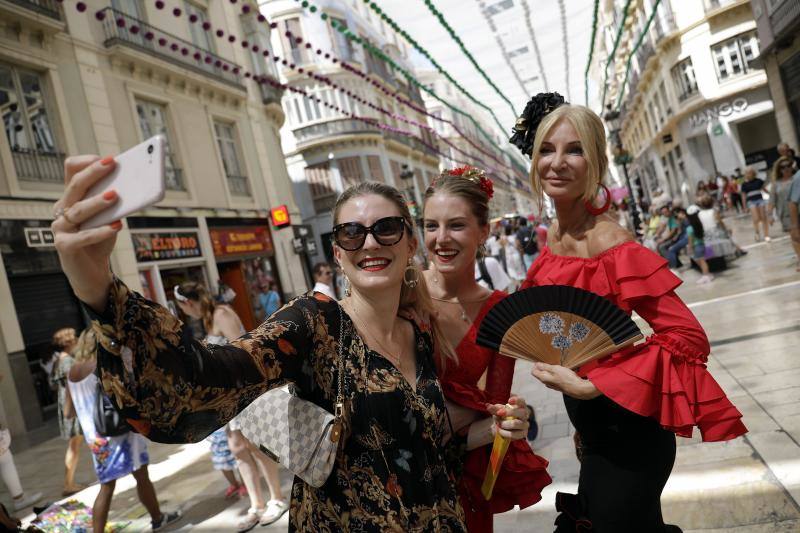 Miles de personas apuran las últimas horas de fiesta tanto en el Centro como en el Real. 