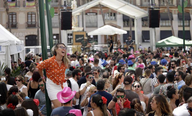 Miles de personas apuran las últimas horas de fiesta tanto en el Centro como en el Real. 