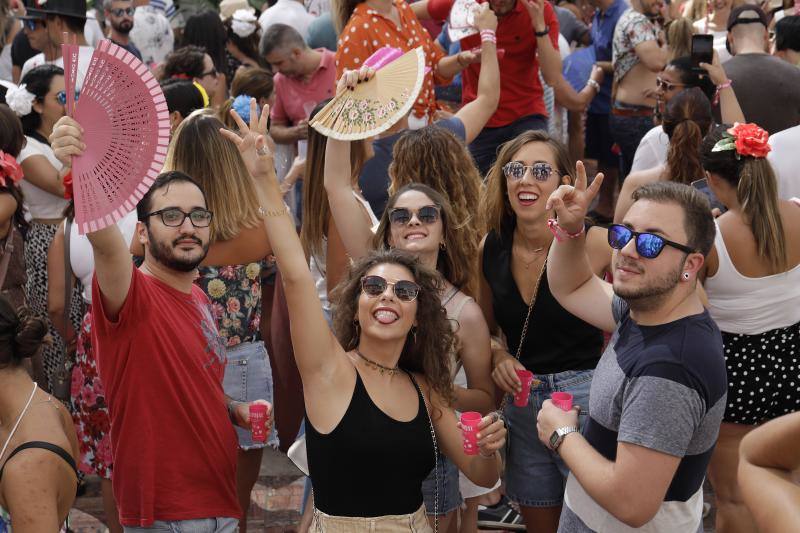 Miles de personas apuran las últimas horas de fiesta tanto en el Centro como en el Real. 