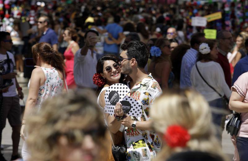 Miles de personas apuran las últimas horas de fiesta tanto en el Centro como en el Real. 