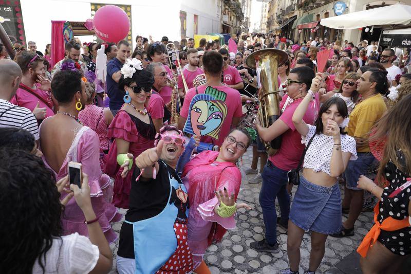Miles de personas apuran las últimas horas de fiesta tanto en el Centro como en el Real. 