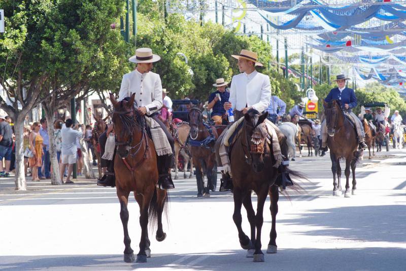 Miles de personas apuran las últimas horas de fiesta tanto en el Centro como en el Real. 