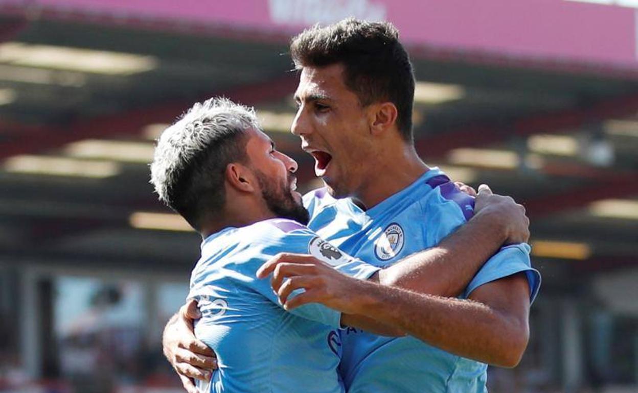 Agüero, celebrando uno de sus goles con Rodri.