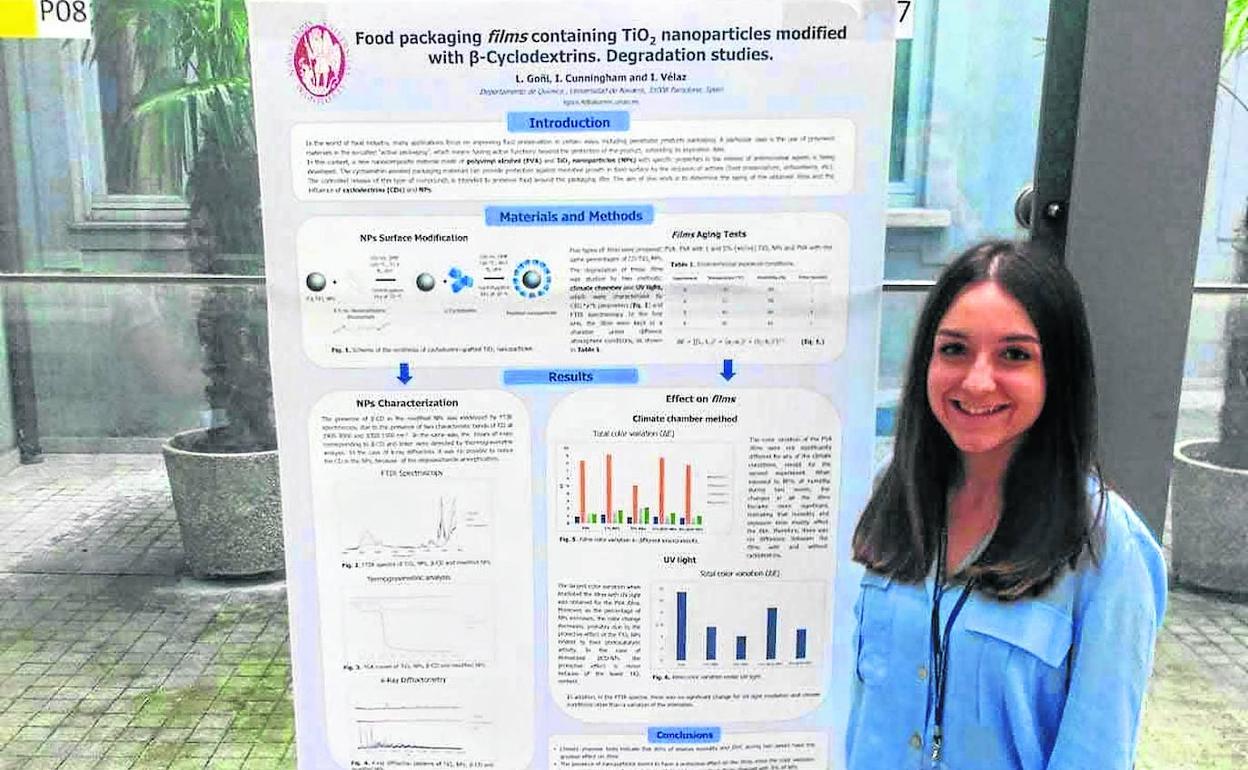 Exposición. Leire Goñi, con el póster científico con el que ha participado en el Congreso Internacional de Química Supramolecular, celebrado este año en Milán. 