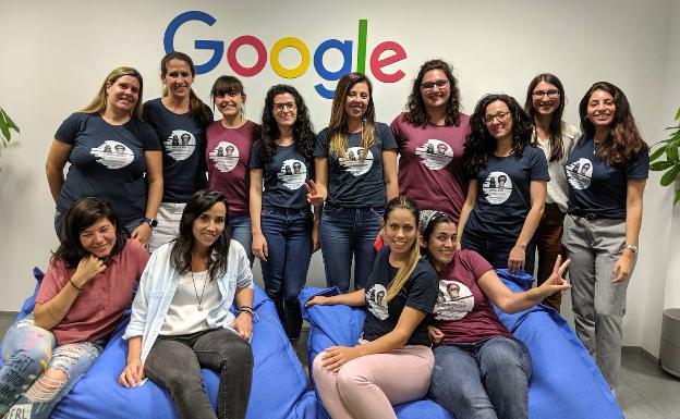 Trabajadoras de Virustotal junto a las alumnas del título de Experto Universitario en Ingeniería Inversa e Inteligencia Malware de la Universidad de Málaga, que han sido becadas por Google. 