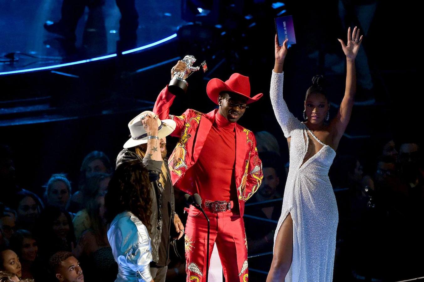 Lil Nas X al recoger su premio.