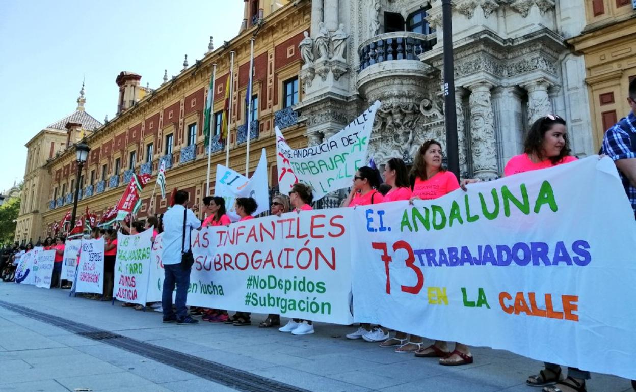 Protestan ante la sede de la Junta por el despido de 73 trabajadoras de escuelas infantiles
