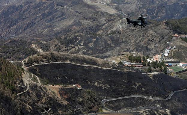 Destrucción. El helicóptero de Pedro Sánchez sobrevuela, el pasado jueves, un paisaje arrasado por las llamas. 