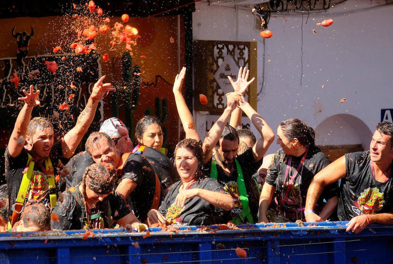El pueblo de Buñol vuelve a ser, un año más y como cada último miércoles de agosto, el escenario de la batalla hortofrutícola más colorada del mundo con su Tomatina, donde 22.000 personas luchan sin cuartel y durante una hora con 145.000 kilos de tomate fresco.