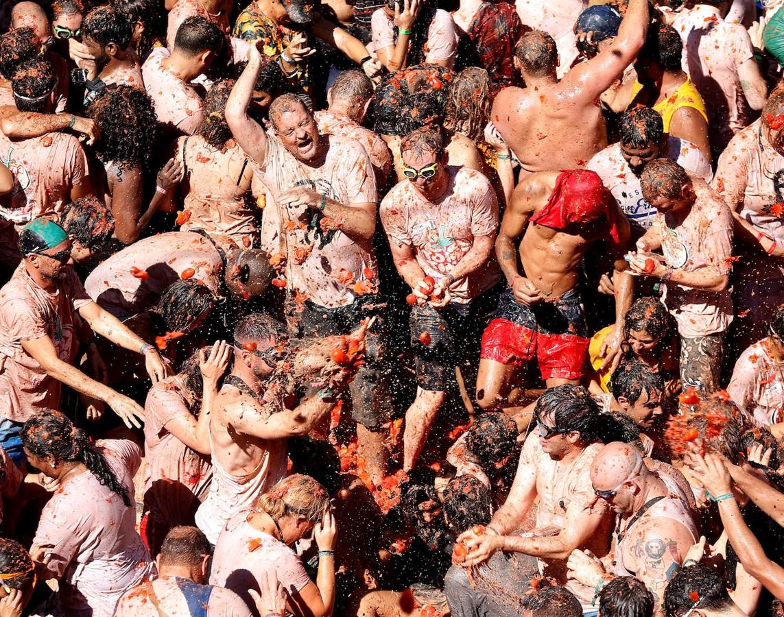 El pueblo de Buñol vuelve a ser, un año más y como cada último miércoles de agosto, el escenario de la batalla hortofrutícola más colorada del mundo con su Tomatina, donde 22.000 personas luchan sin cuartel y durante una hora con 145.000 kilos de tomate fresco.