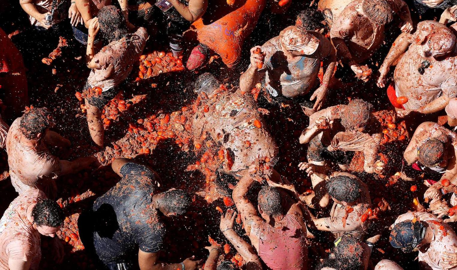 El pueblo de Buñol vuelve a ser, un año más y como cada último miércoles de agosto, el escenario de la batalla hortofrutícola más colorada del mundo con su Tomatina, donde 22.000 personas luchan sin cuartel y durante una hora con 145.000 kilos de tomate fresco.