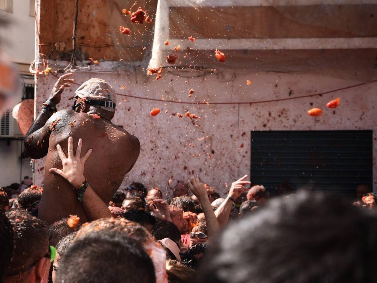 El pueblo de Buñol vuelve a ser, un año más y como cada último miércoles de agosto, el escenario de la batalla hortofrutícola más colorada del mundo con su Tomatina, donde 22.000 personas luchan sin cuartel y durante una hora con 145.000 kilos de tomate fresco.