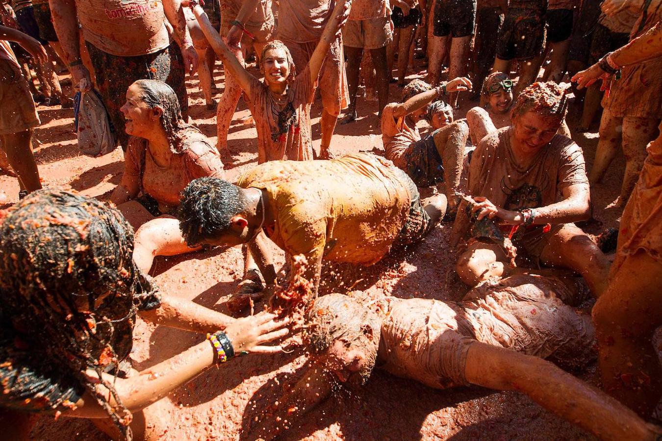 El pueblo de Buñol vuelve a ser, un año más y como cada último miércoles de agosto, el escenario de la batalla hortofrutícola más colorada del mundo con su Tomatina, donde 22.000 personas luchan sin cuartel y durante una hora con 145.000 kilos de tomate fresco.
