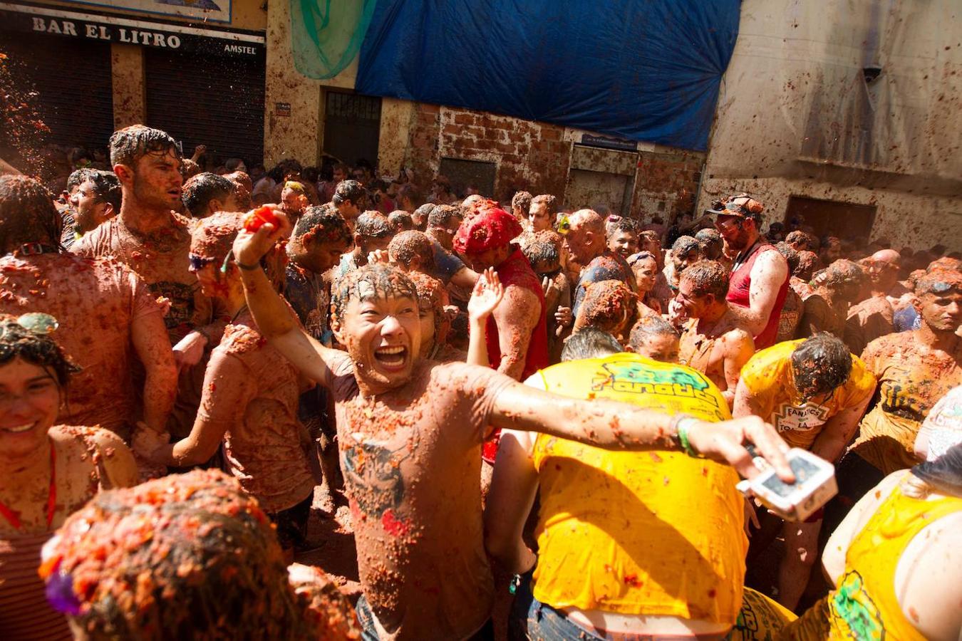 El pueblo de Buñol vuelve a ser, un año más y como cada último miércoles de agosto, el escenario de la batalla hortofrutícola más colorada del mundo con su Tomatina, donde 22.000 personas luchan sin cuartel y durante una hora con 145.000 kilos de tomate fresco.