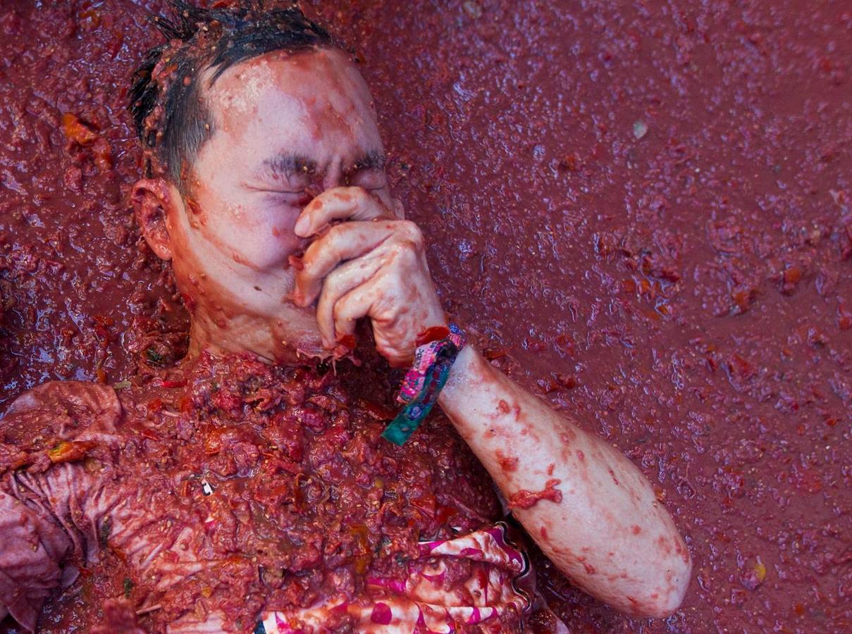 El pueblo de Buñol vuelve a ser, un año más y como cada último miércoles de agosto, el escenario de la batalla hortofrutícola más colorada del mundo con su Tomatina, donde 22.000 personas luchan sin cuartel y durante una hora con 145.000 kilos de tomate fresco.