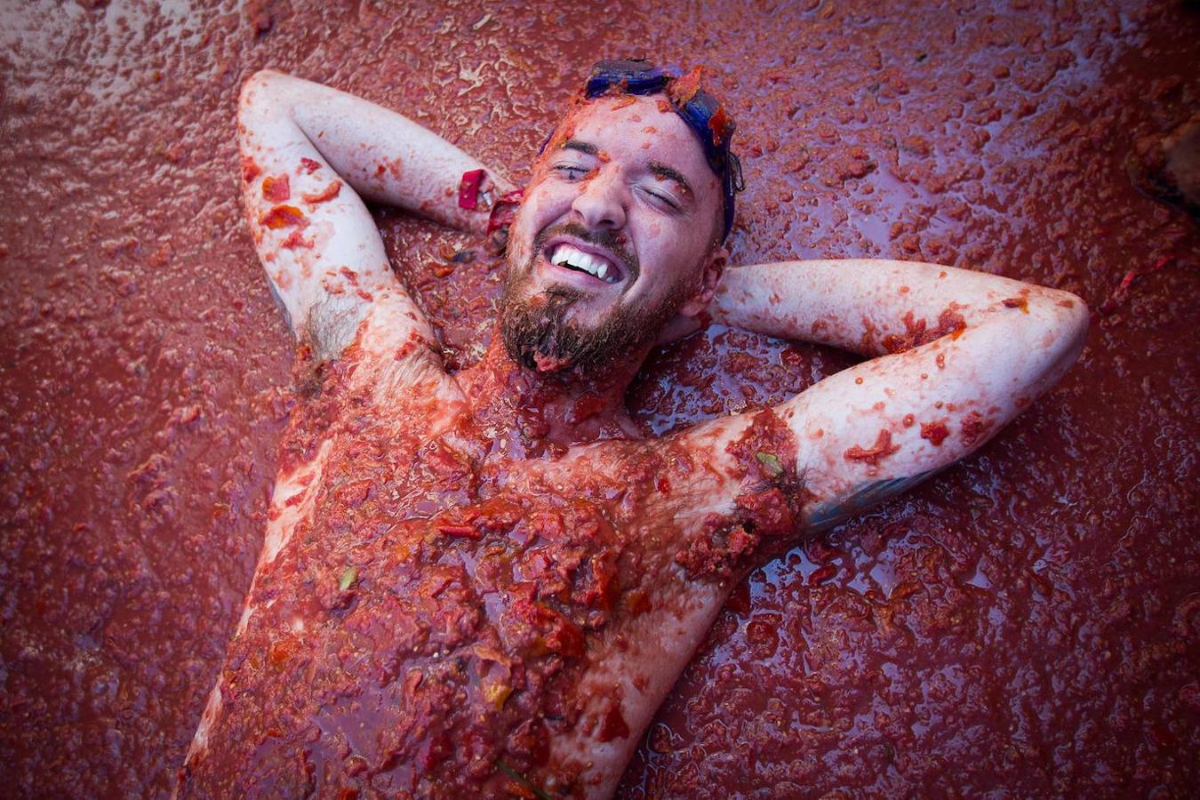 El pueblo de Buñol vuelve a ser, un año más y como cada último miércoles de agosto, el escenario de la batalla hortofrutícola más colorada del mundo con su Tomatina, donde 22.000 personas luchan sin cuartel y durante una hora con 145.000 kilos de tomate fresco.