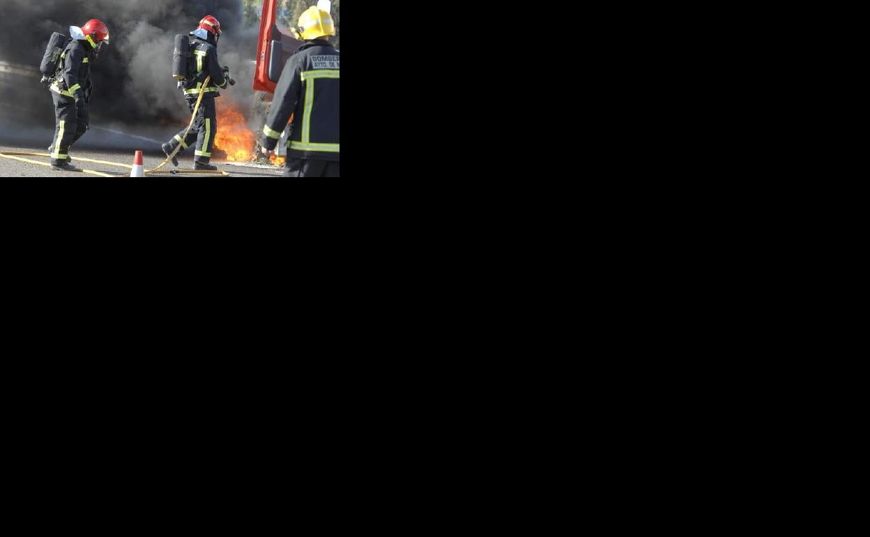 Personal del Servicio de Extinción actuando en un accidente. 