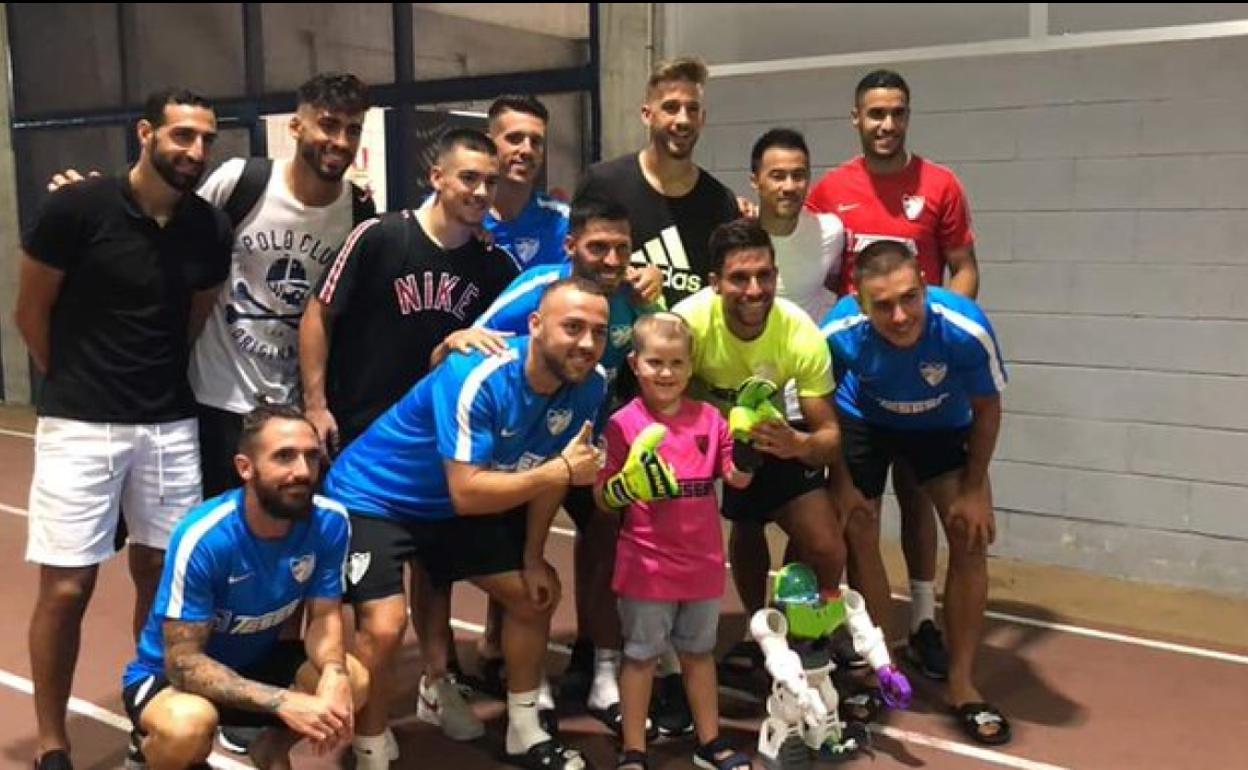 Jugadores del Málaga posan junto a Cristian.