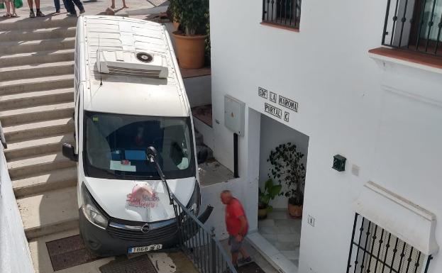 Una furgoneta cae por unas escaleras en el casco histórico de Frigiliana