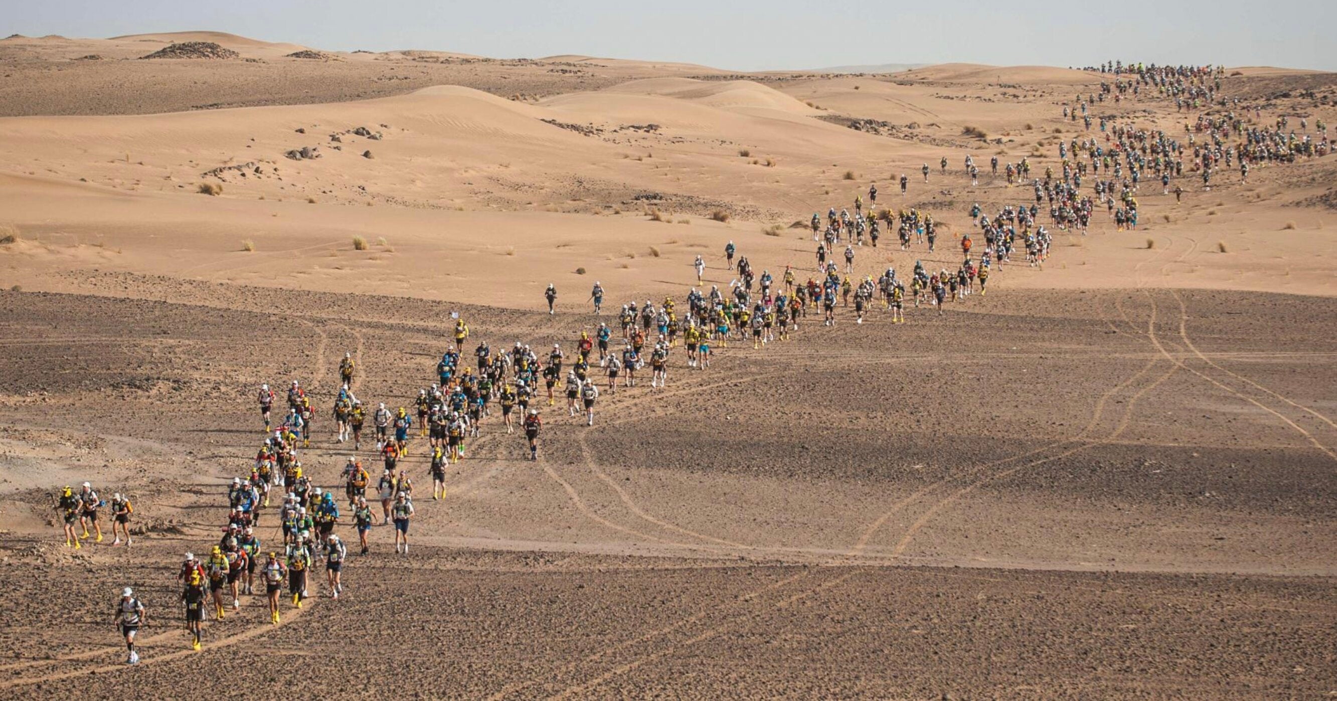 Marathon des Sables. Aquí se corre en pleno desierto. Son 250 km. por el Sahara que se completa en seis etapas, de día y de noche. Cada año se suman al desafío unas 800 personas. Entre sus dificultades está la de aguantar tormentas de arena y temperaturas de 40 grados. Aunque también ofrece estampas únicas. Lo más peligrosos son también las serpientes y escorpiones. Es obligatorio llevar un kit antipicaduras y conocer los conocimientos básicos de auxilio.