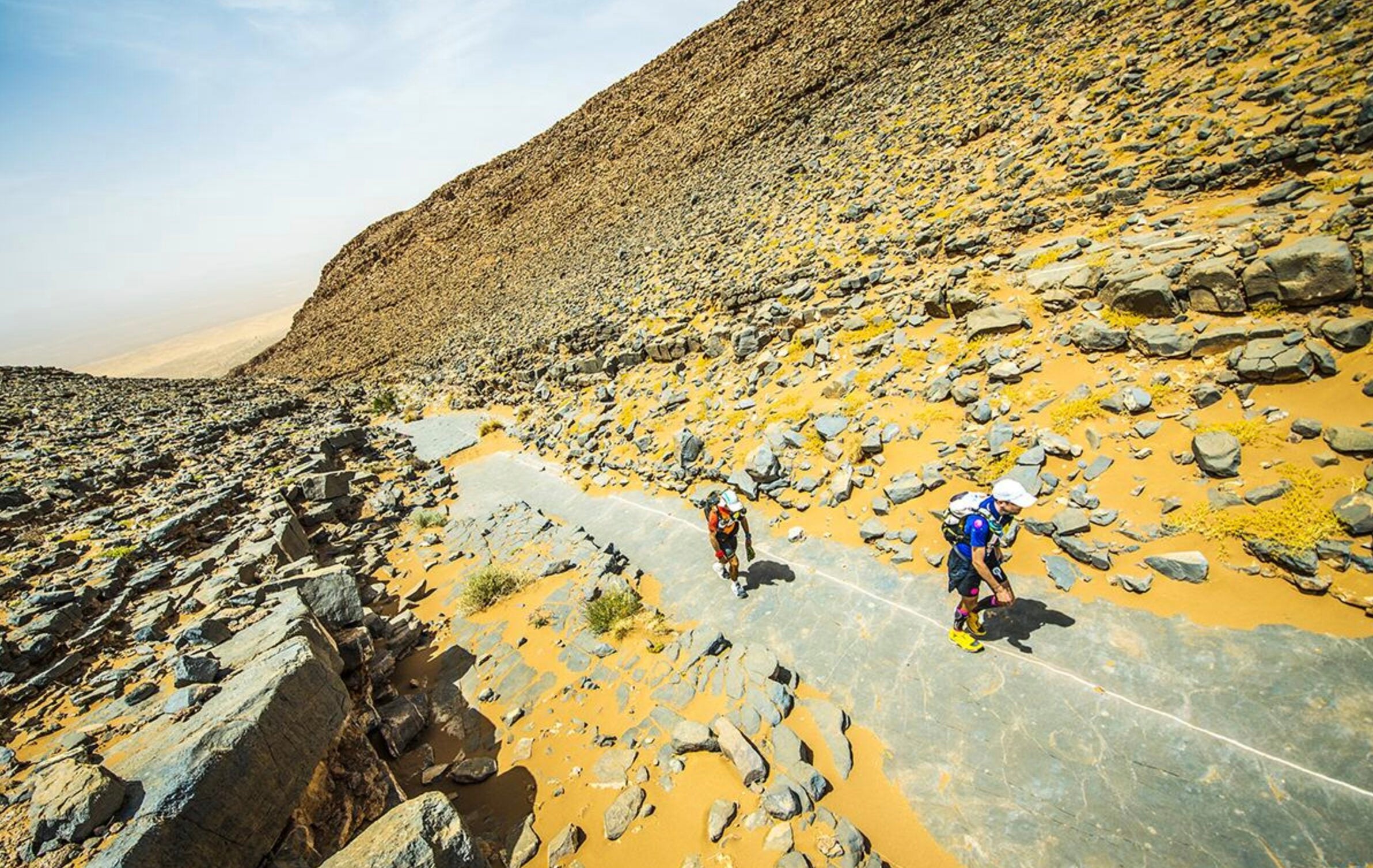 Marathon des Sables. Aquí se corre en pleno desierto. Son 250 km. por el Sahara que se completa en seis etapas, de día y de noche. Cada año se suman al desafío unas 800 personas. Entre sus dificultades está la de aguantar tormentas de arena y temperaturas de 40 grados. Aunque también ofrece estampas únicas. Lo más peligrosos son también las serpientes y escorpiones. Es obligatorio llevar un kit antipicaduras y conocer los conocimientos básicos de auxilio.
