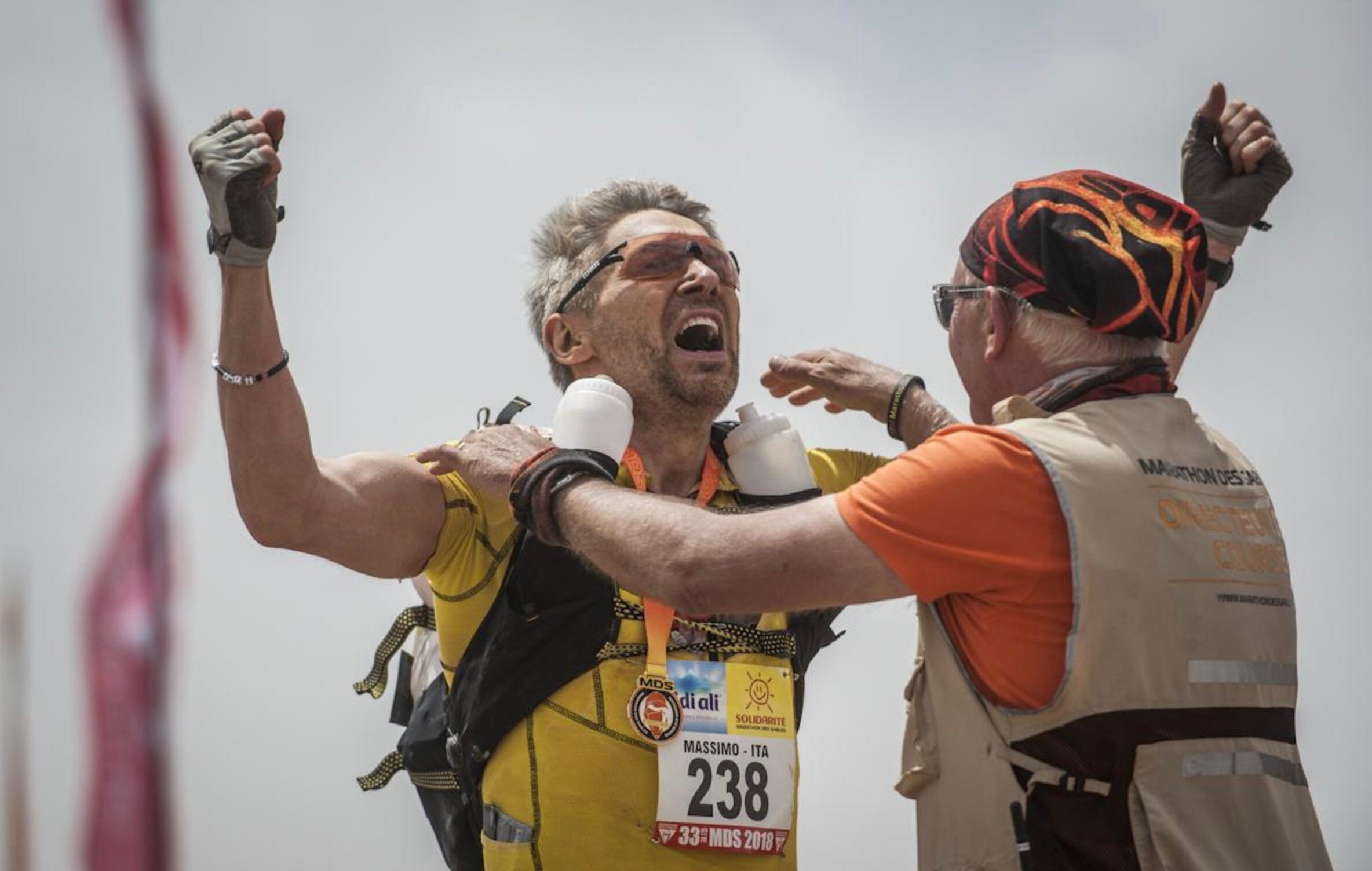 Marathon des Sables. Aquí se corre en pleno desierto. Son 250 km. por el Sahara que se completa en seis etapas, de día y de noche. Cada año se suman al desafío unas 800 personas. Entre sus dificultades está la de aguantar tormentas de arena y temperaturas de 40 grados. Aunque también ofrece estampas únicas. Lo más peligrosos son también las serpientes y escorpiones. Es obligatorio llevar un kit antipicaduras y conocer los conocimientos básicos de auxilio.