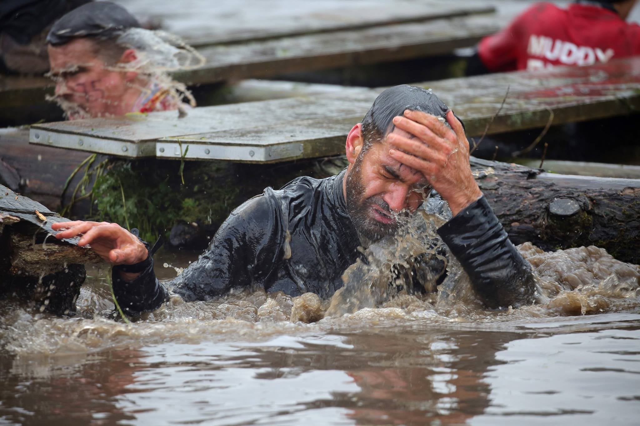 Tough Guy. Se trata de una propuesta más diferente: una carrera de obstáculos. No es una prueba de fondo, tan solo hay que culminar 15 kilómetros. Casi nada en comparación con las anteriores carreras, pero que sea corta no significa que no sea dura. Es brutal. Hay que superar fosas de hasta seis metros de profundidad llenas de agua helada y barro, arrastrarse por túneles subterráneos, pasar bajo alambres de púas, saltar a través de imponentes hogueras... una locura.