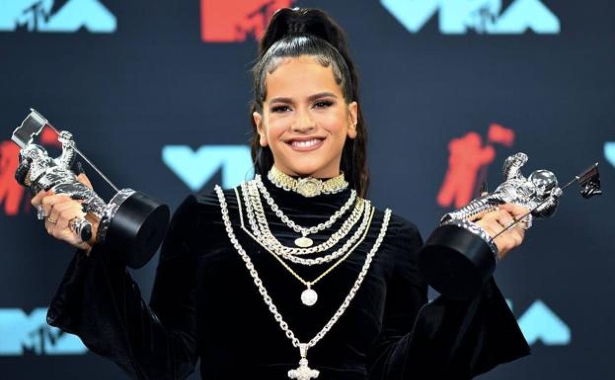 Rosalía sostiene sus dos premios MTV.