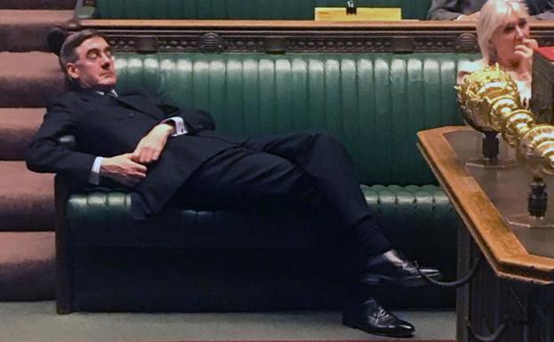 Jacob Rees-Mogg, dormido plácidamente en la bancada delantera del Parlamento británico.