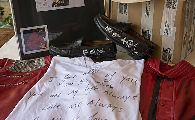 Imagen principal - Arriba, algunos de los artículos firmados de Michael Jackson de la colección de Timmy Ropero. Abajo, el malagueño con el sombrero de 'Smooth criminal' y la réplica firmada de la chaqueta de 'Thriller'. 